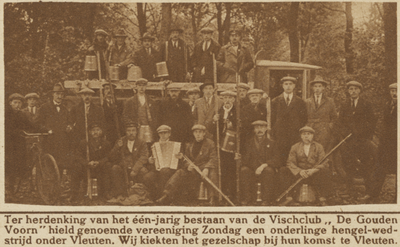 870854 Groepsportret van leden van de visclub 'De Gouden Voorn' te Utrecht, die ter gelegenheid van het 1-jarig bestaan ...